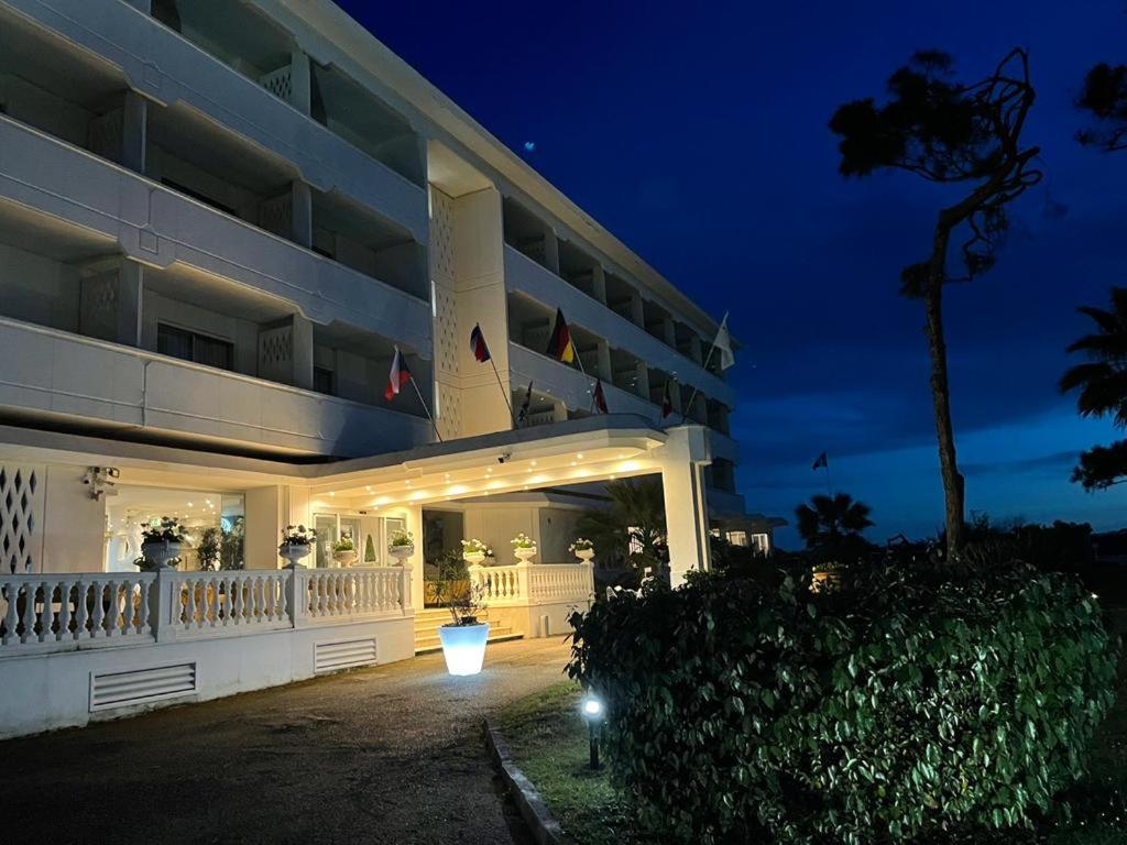 Domizia Palace Hotel 바이아도미찌아 외부 사진