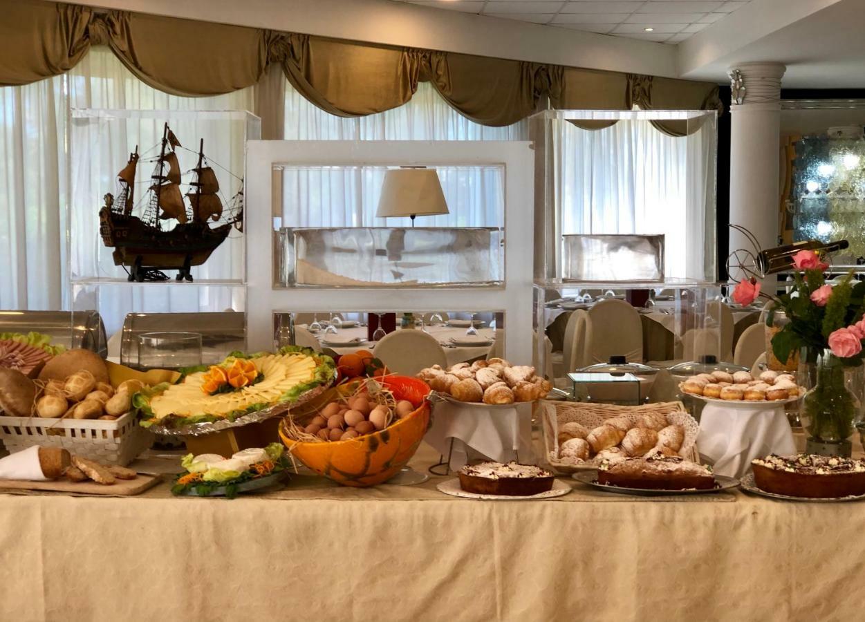 Domizia Palace Hotel 바이아도미찌아 외부 사진